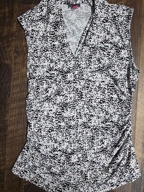 Vince Camuto Black & White Printed V-Neck Sleeveless Top